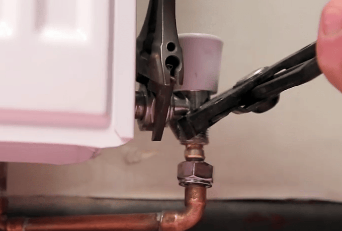 How to change a radiator valve without draining the system