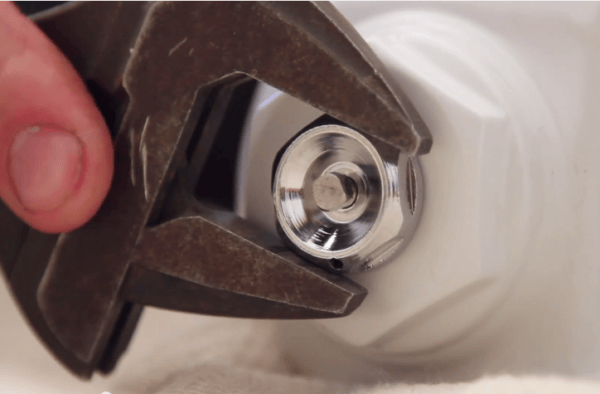 How to Install a Radiator_3_Spanner tightening Valve How to Install a Radiator_3_Spanner tightening Valve