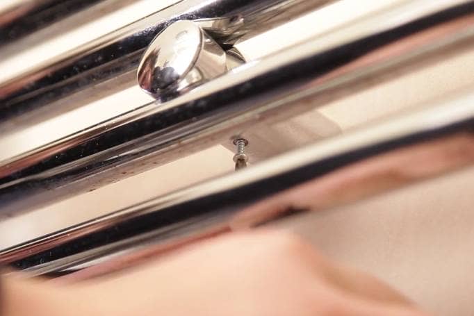 Remove HTR for Decorating_3_Remove bracket screw