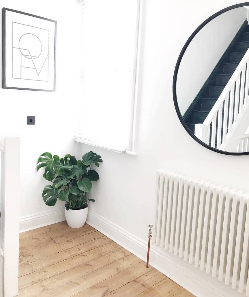 40028616_270112043632884_1497431989744041984_n Milano Windsor column radiator in a white hallway.
