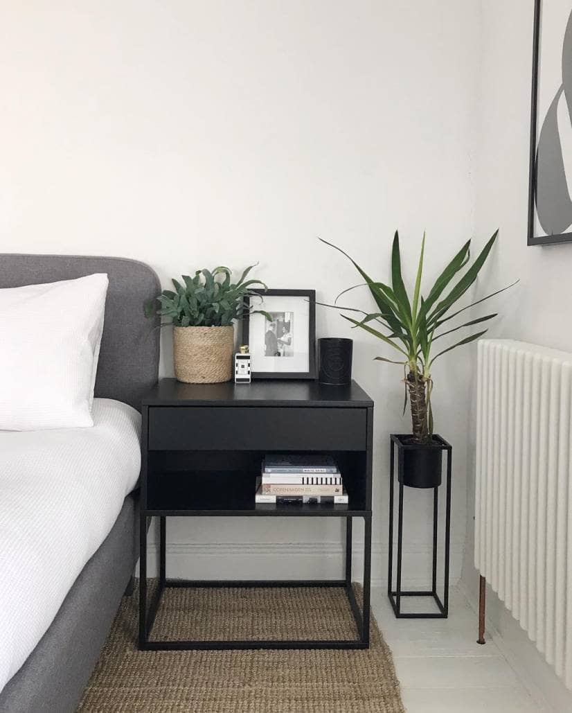 50513905_315124955789538_6829311092015738355_n Milano Windsor column radiator in a bedroom.