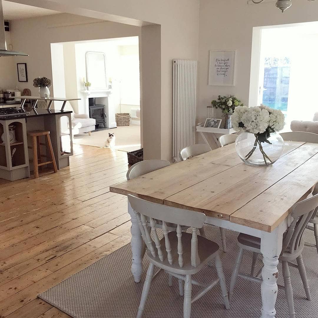 Country style dining room with a column radiator Country style dining room with a column radiator