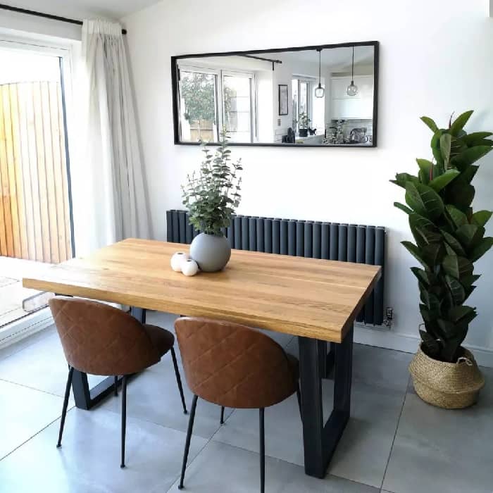 58751317_2087910931319326_7012884633588783305_n Milano Aruba anthracite radiator in a modern dining room