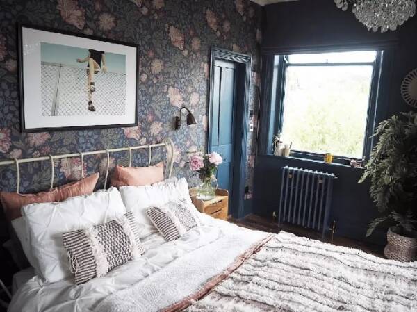 34781333_1290809341055488_3506477176662786048_n Blue cast iron radiator in blue bedroom space