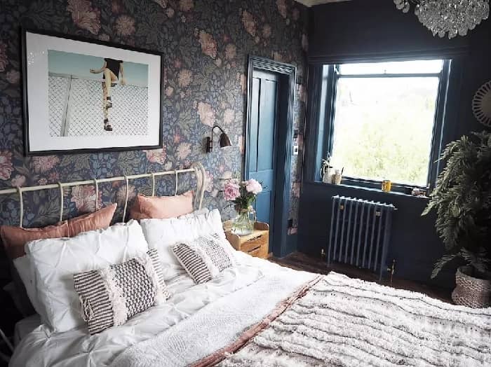 34781333_1290809341055488_3506477176662786048_n Blue cast iron radiator in blue bedroom space