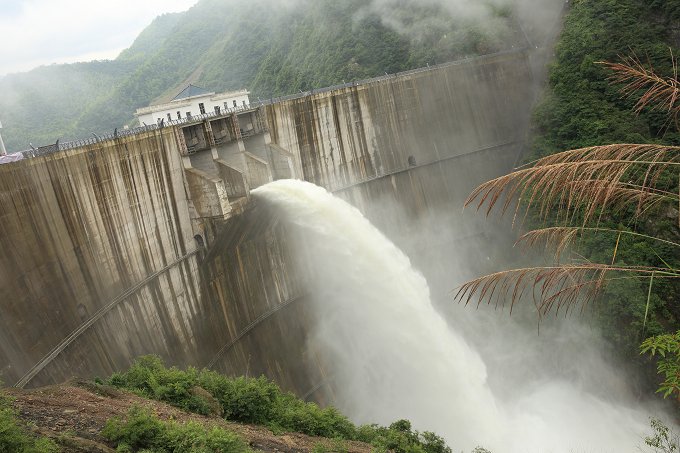 dam-discharge-water-during-summer-time-PNZ4DAM water dam during the summer