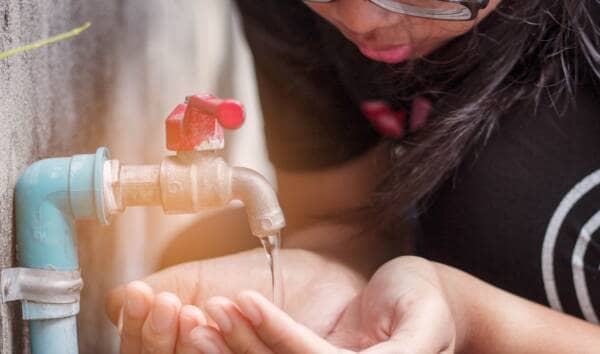 hands of watering the faucet.