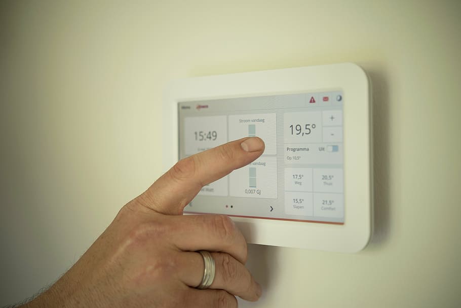 tablet-heating-man-pointing thermostat tablet settings